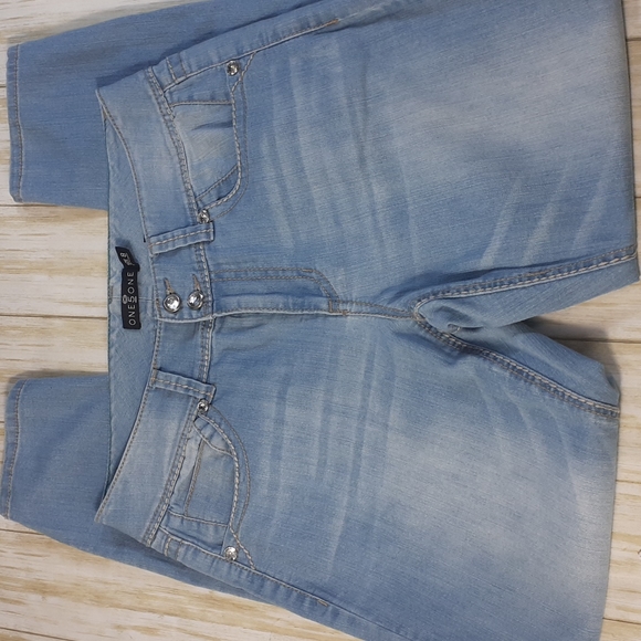 One5One Mid-Rise Button Back Pockets Light Blue Jeans Size 8 - Picture 3 of 16